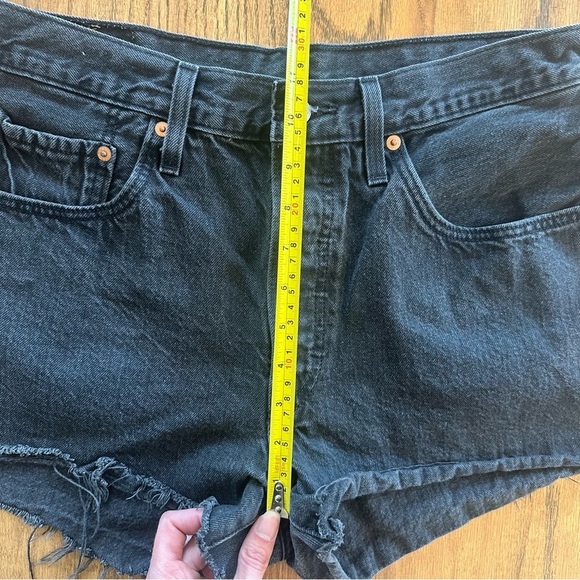 Levi 501 Jean Cut Off Shorts Raw Hem Button Fly Black Denim Size 30 Women’s - Picture 4 of 12